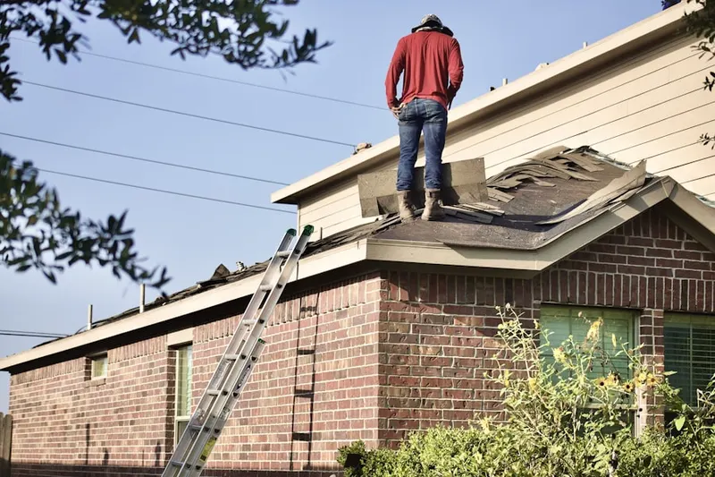 Professional roofer working on a residential roof in Rio Lindo